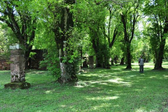 Caminhando pelas ruínas de San Ignacio Mini, na Argentina